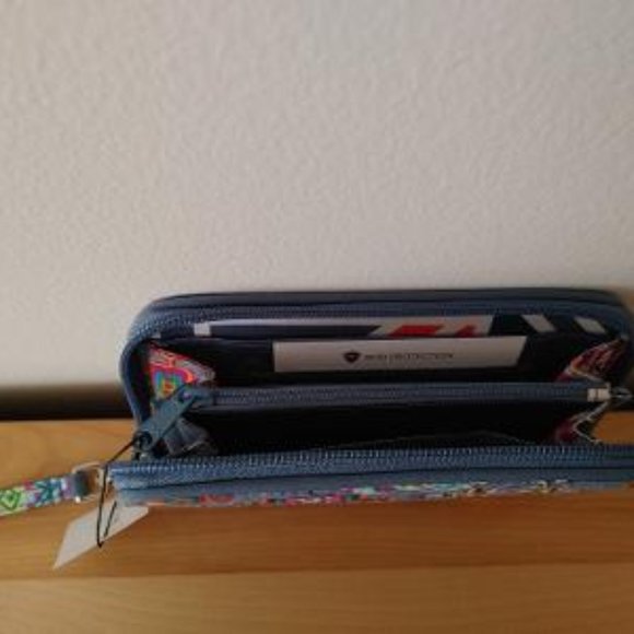 VERA BRADLEY BNWT RFID Grab & Go Wristlet RETIRED PATTERN - Picture 3 of 8